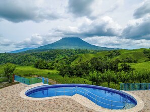 Outdoor pool - Blue Mountain Lodging Arenal (Monterrey)