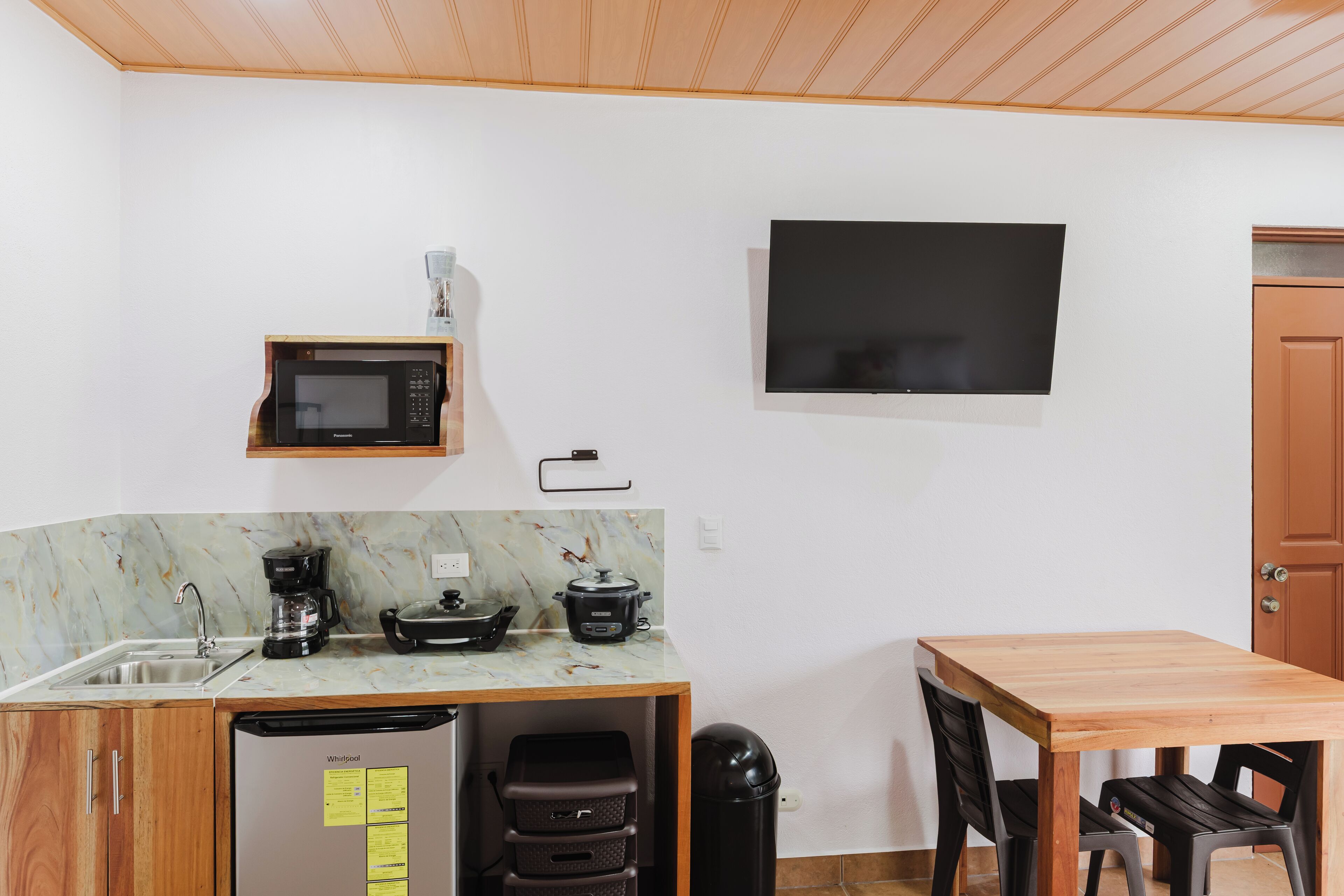 Room, Mountain View | Private kitchen