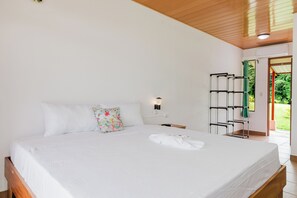Room, Mountain View | Desk, free WiFi - Blue Mountain Lodging Arenal (Monterrey)