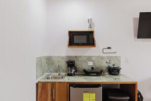 Room, Mountain View | Interior - Blue Mountain Lodging Arenal (Monterrey)