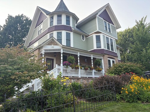 Lincoln Manor, an 1890 Victorian home. 3rd floor apartment has beautiful views.