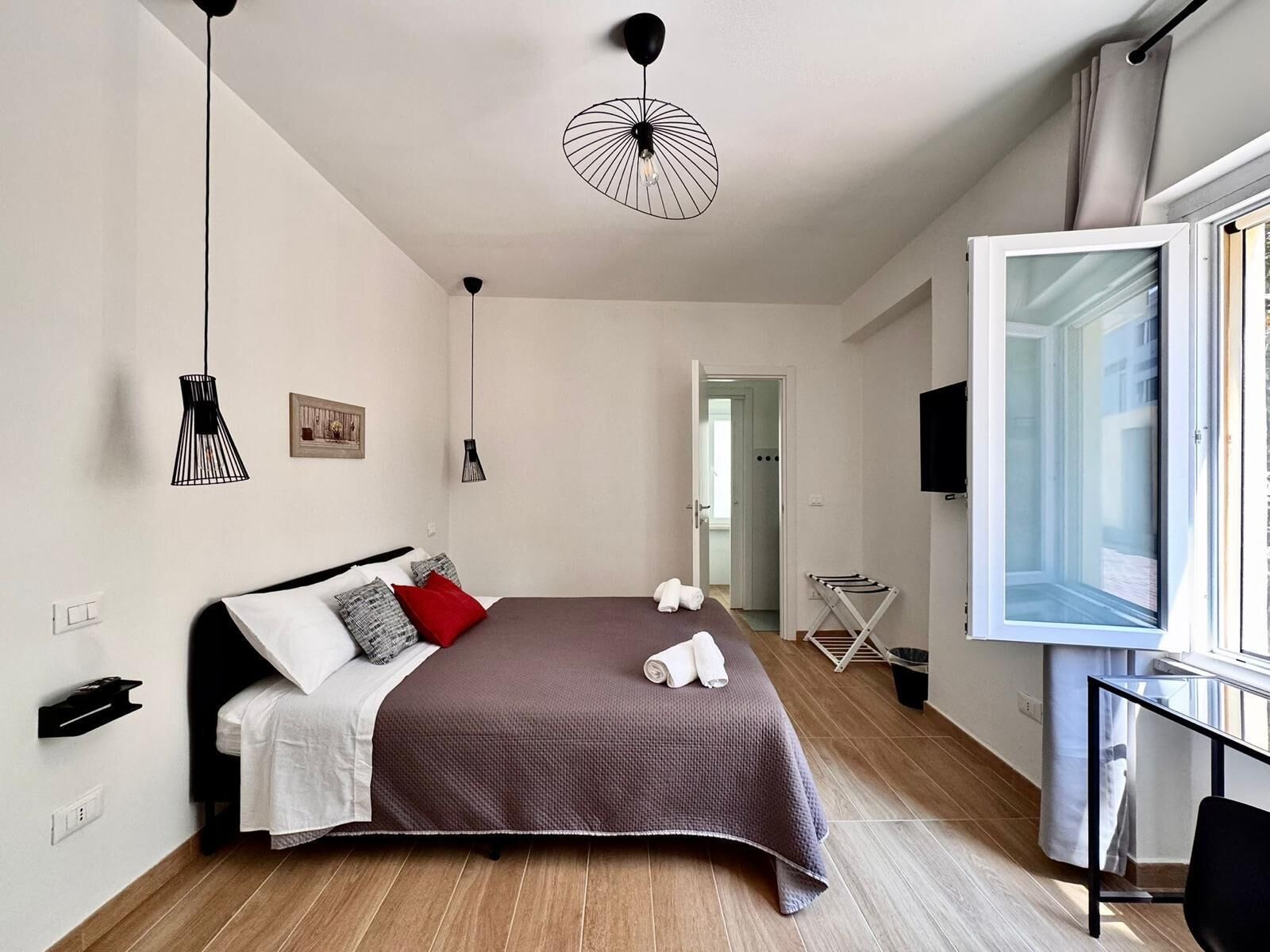 2 habitaciones, tabla de planchar con plancha, wifi y ropa de cama 