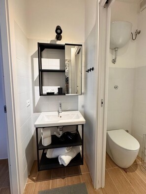 Douche, sèche-cheveux, bidet, serviettes fournies