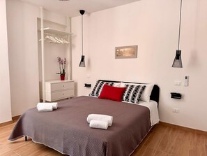 2 chambres, fer et planche à repasser, Wi-Fi, draps fournis