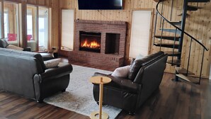 Una Smart TV, una chimenea, una pantalla de ordenador
