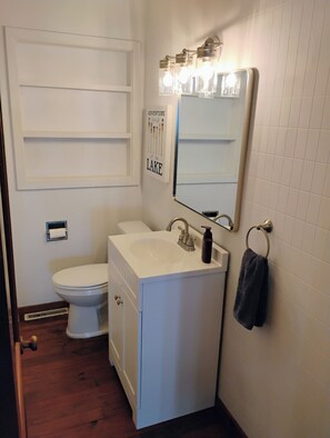 Douche, sèche-cheveux, serviettes fournies, savon