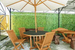 Lobby sitting area - Hotel O Roda Inn (Padang)