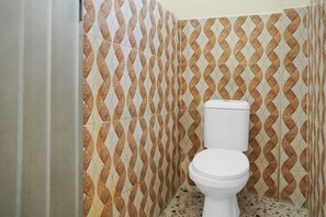 Shower, towels, soap - Hotel O Roda Inn (Padang)