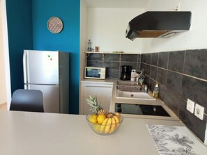 Private kitchen - Blue Side: T2 sea view in gated residence/direct access to Autre Bord beach (Le Moule)