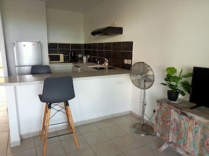 Private kitchen - Blue Side: T2 sea view in gated residence/direct access to Autre Bord beach (Le Moule)