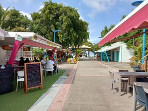 Outdoor dining - Blue Side: T2 sea view in gated residence/direct access to Autre Bord beach (Le Moule)