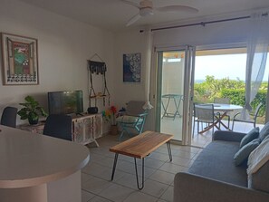 Living area - Blue Side: T2 sea view in gated residence/direct access to Autre Bord beach (Le Moule)