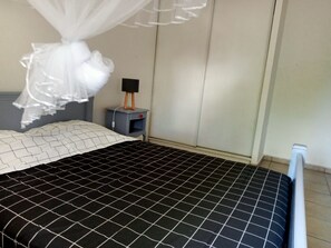1 bedroom, iron/ironing board, Internet, bed sheets - Blue Side: T2 sea view in gated residence/direct access to Autre Bord beach (Le Moule)