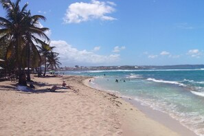 On the beach - Blue Side: T2 sea view in gated residence/direct access to Autre Bord beach (Le Moule)