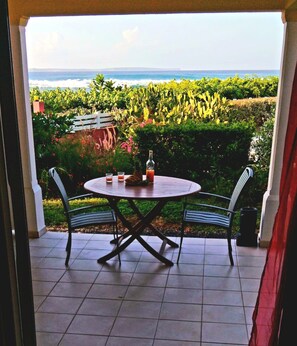 Outdoor dining - Blue Side: T2 sea view in gated residence/direct access to Autre Bord beach (Le Moule)