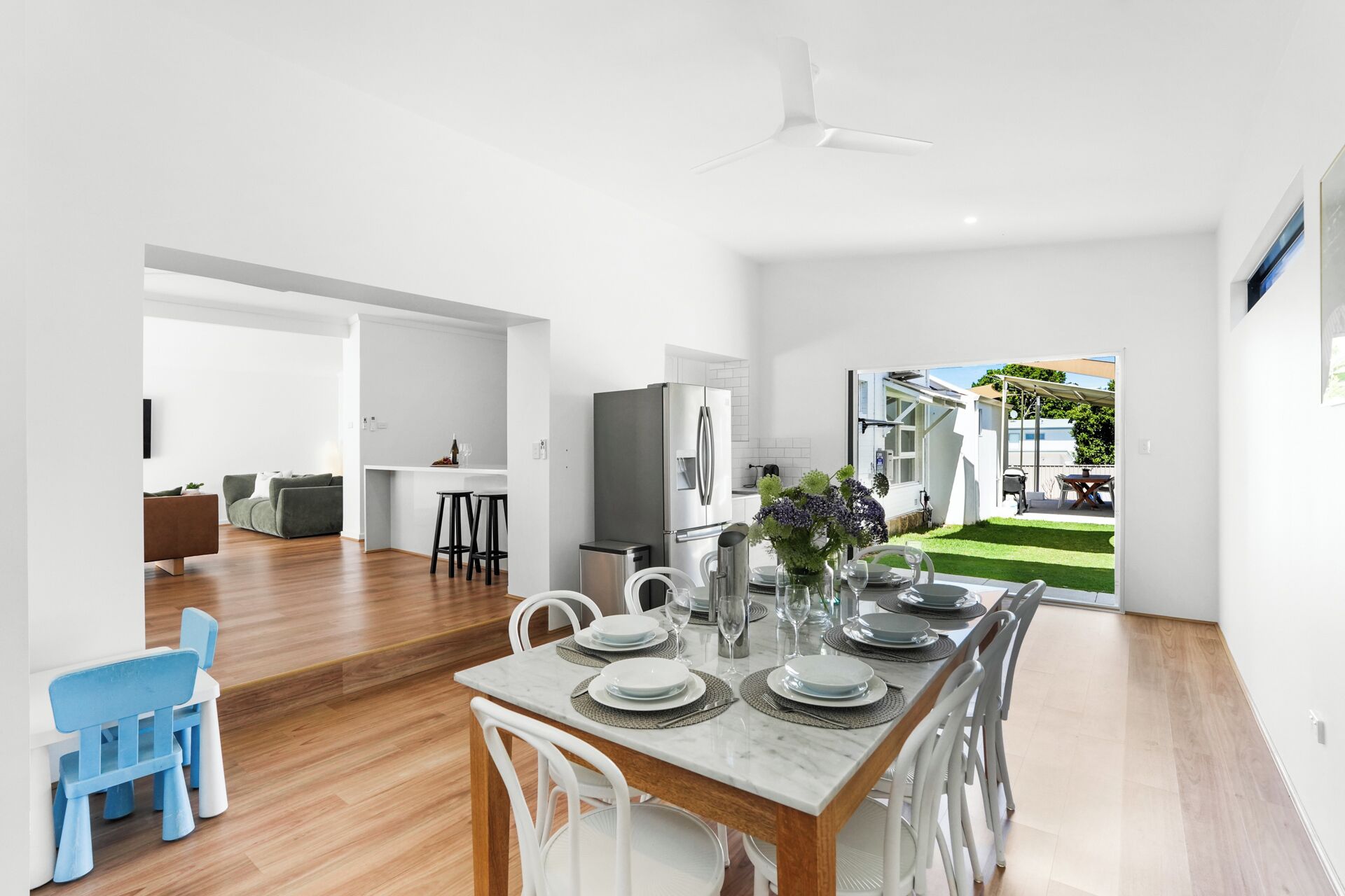Bright dining area with seamless indoor–outdoor flow