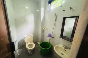 Bathroom - OYO 95097 Griya Asri Guest House (Depok)