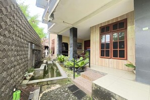 Lobby sitting area - OYO 95097 Griya Asri Guest House (Depok)