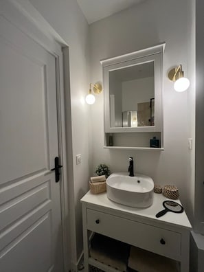 Shower, hair dryer, towels, soap - Nice Bohème (Nice)