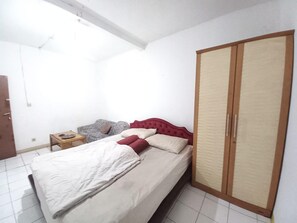 Deluxe Double Room | Bed sheets - OYO 95096 Dewi Sudirman Guest House (Bandung)