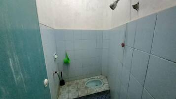 Standard Double Room | Bathroom | Shower, towels