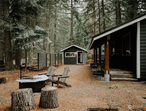 Family Friendly Cabin + Private Studio Casita, Hot Tub, Game Room, Lake Access