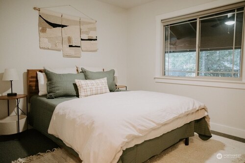 Family Friendly Cabin + Private Studio Casita, Hot Tub, Game Room, Lake Access