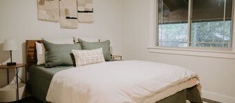 Family Friendly Cabin + Private Studio Casita, Hot Tub, Game Room, Lake Access