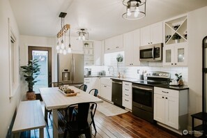 Private kitchen - Family Friendly Cabin + Private Studio Casita, Hot Tub, Game Room, Lake Access (Ronald)