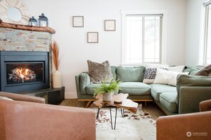 Smart TV - Family Friendly Cabin + Private Studio Casita, Hot Tub, Game Room, Lake Access (Ronald)