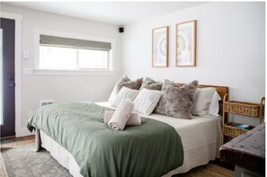 4 bedrooms, WiFi, bed sheets - Family Friendly Cabin + Private Studio Casita, Hot Tub, Game Room, Lake Access (Ronald)