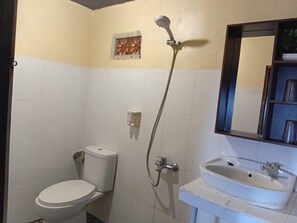 デラックス ダブルルーム | バスルーム | シャワー、レインフォールシャワー、スリッパ、タオル