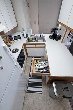 Fridge, microwave, oven, stovetop - Clean & Quiet 2BR Near AFB & Hospital / Sleeps 6 / Fast WiFi (Mountain Home)