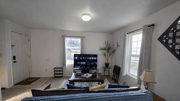 Una Smart TV, libros