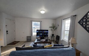 Smart TV, books - Clean & Quiet 2BR Near AFB & Hospital / Sleeps 6 / Fast WiFi (Mountain Home)