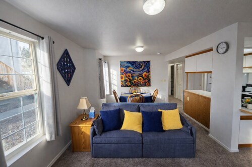 Clean & Quiet 2BR Near AFB & Hospital / Sleeps 6 / Fast WiFi