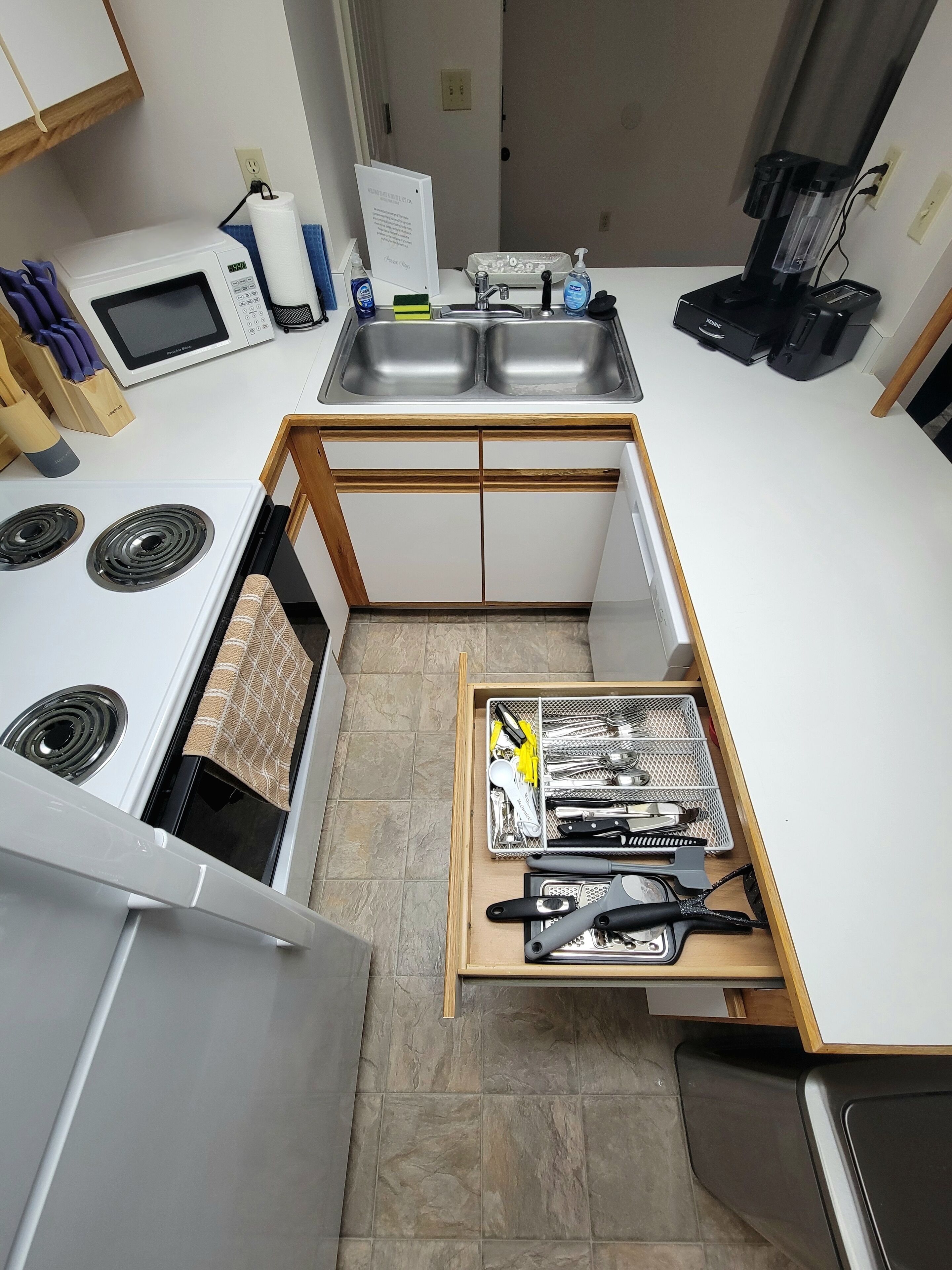 Frigorífico, microondas, horno y placa de cocina