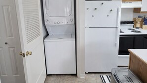 Kaffetrakter/tekoker, kjøleskap, mikrobølgeovn og ovn