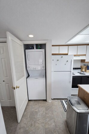 Fridge, microwave, oven, stovetop - Clean & Quiet 2BR Near AFB & Hospital / Sleeps 6 / Fast WiFi (Mountain Home)