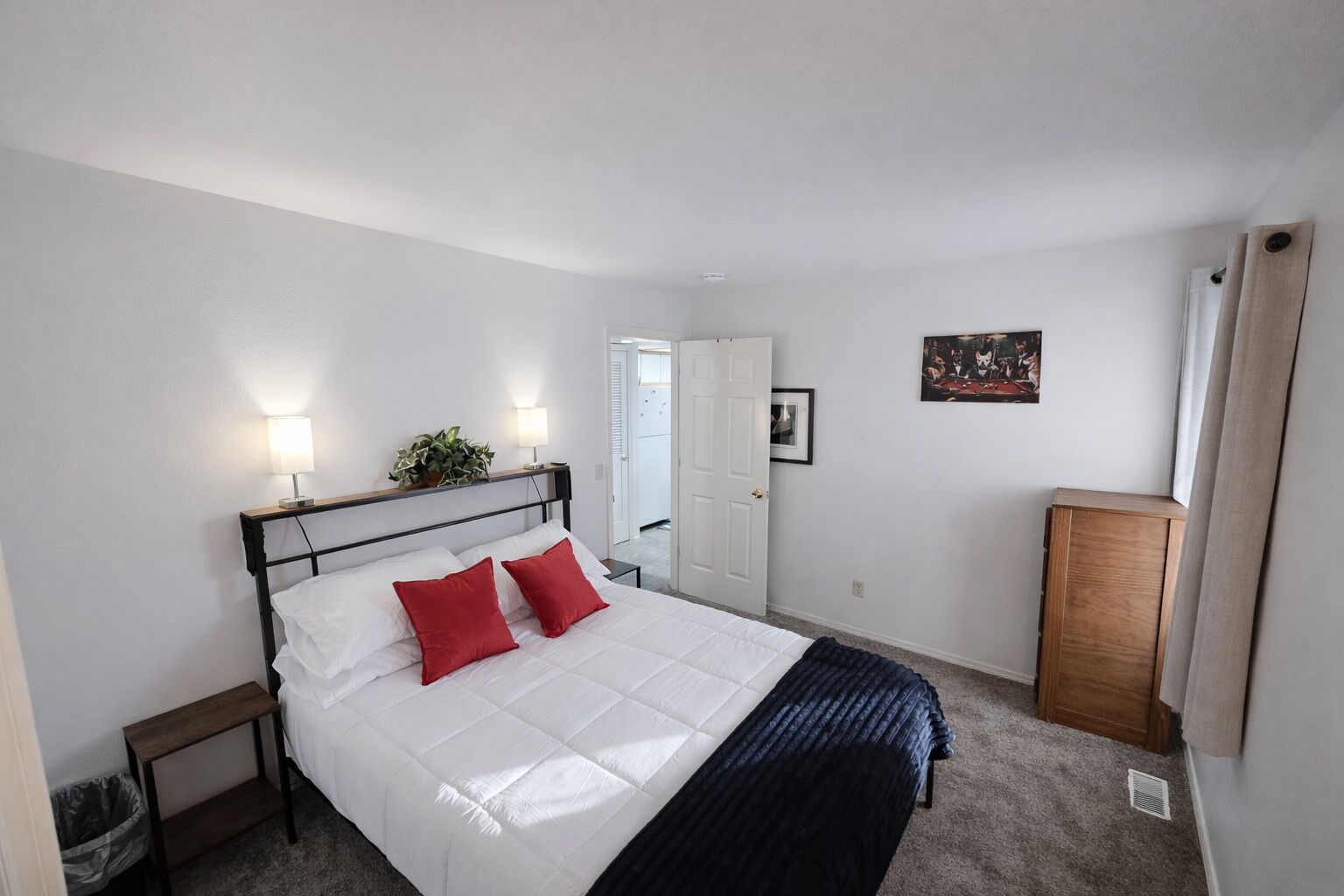 2 makuuhuonetta, silitysrauta/-lauta, ilmainen Wi-Fi, vuodevaatteet