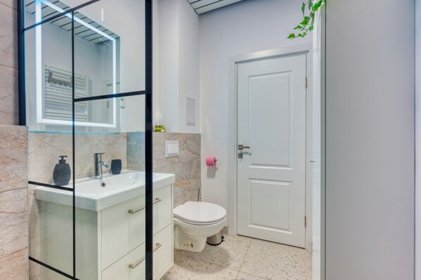 Superior Studio, Kitchen, Courtyard View | Bathroom -  Piata Romana Suites - Pumo Properties (Bucharest)