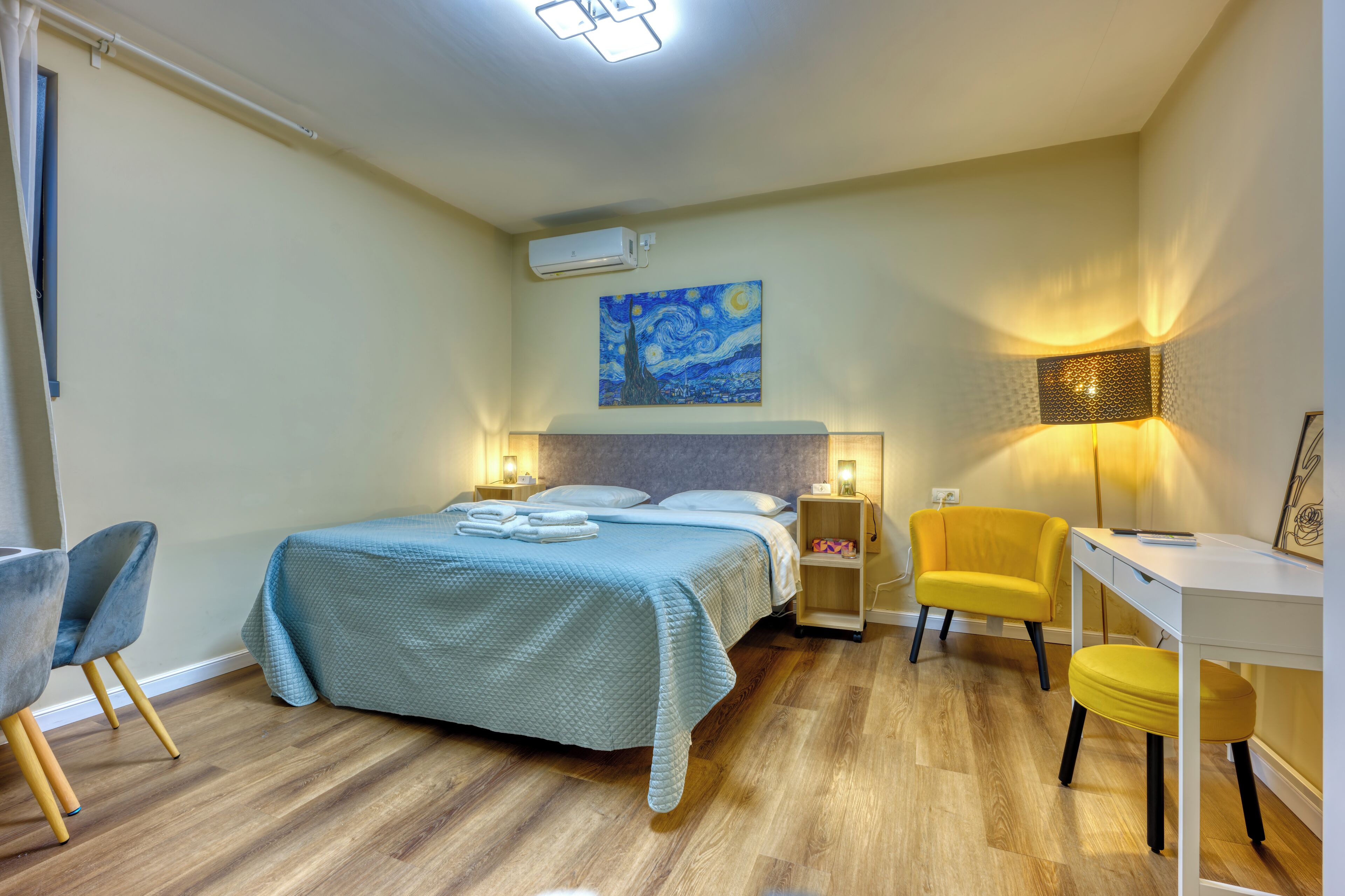 高级开间, 厨房, 庭院景观 | 遮光窗帘、隔音、熨斗/熨衣板、免费 WiFi