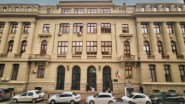 Un grande edificio in stile classico con molte finestre e un ingresso centrale.