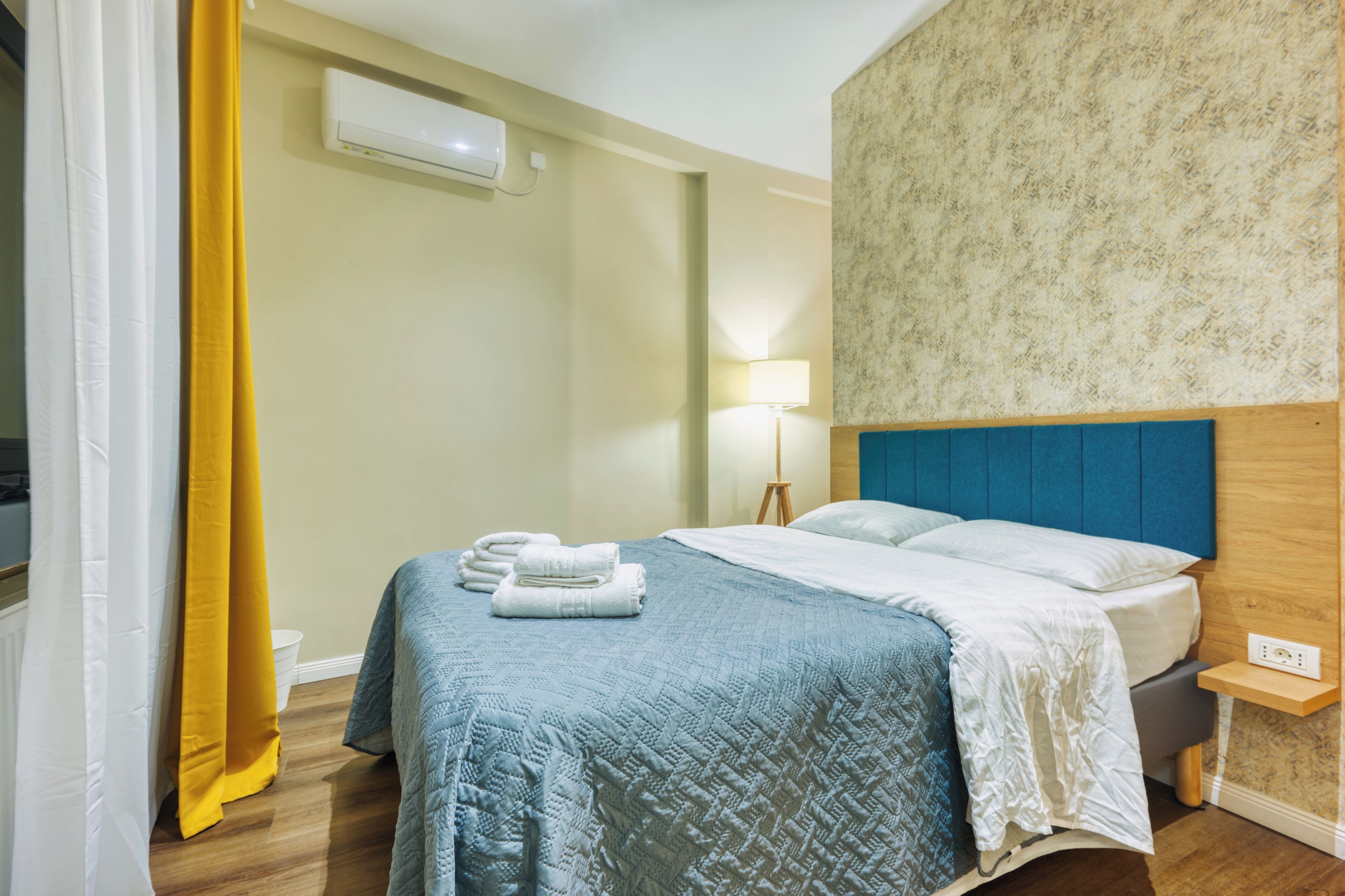 Apartamento superior, balcón, vistas a la ciudad | Cortinas opacas y sistema de insonorización