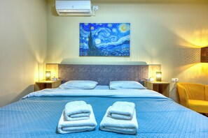 Estúdio superior, cozinha, vista para o pátio | Cortinas blackout, quartos à prova de som, ferros/tábuas de passar roupa