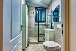 Superior Studio, Kitchen, Courtyard View | Bathroom | Rainfall showerhead, hair dryer, towels, soap -  Piata Romana Suites - Pumo Properties (Bucharest)