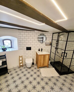 Doccia, asciugacapelli, asciugamani, sapone