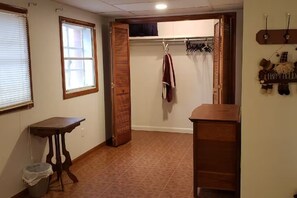 Interior - Nature in the City - play, work, study in seclusion! One Bedroom Queen and Sofa (Lynchburg)