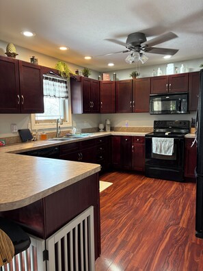 Private kitchen - Cozy 1-bedroom house in beautiful Mount Gilead with AC, fire pit, pets welcome (Mount Gilead)