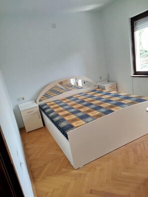 3 habitaciones, tabla de planchar con plancha y acceso a internet 